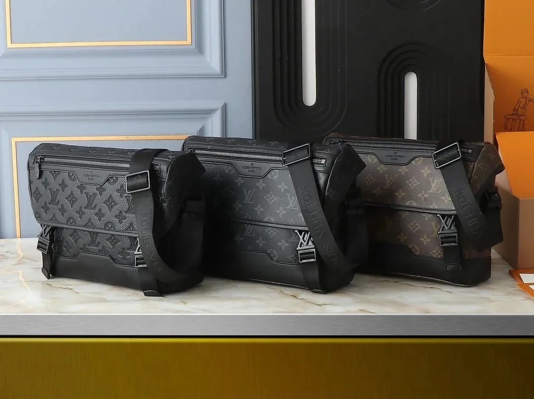 Louis Vuitton Horizon Messenger Bag Monogram Eclipse Black